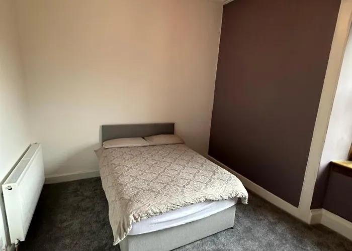 Spacious 5 Bedroom House Close To Central West End