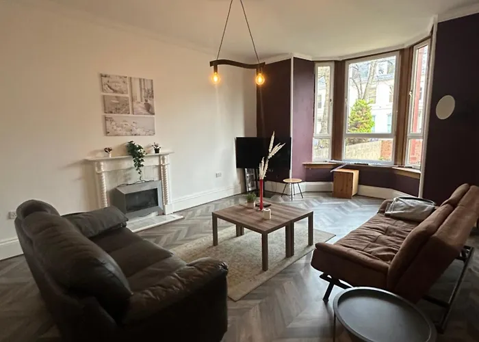 Spacious 5 Bedroom House Close To Central West End