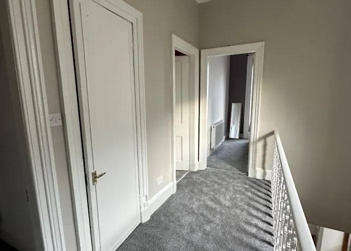 Spacious 5 Bedroom House Close To Central West End
