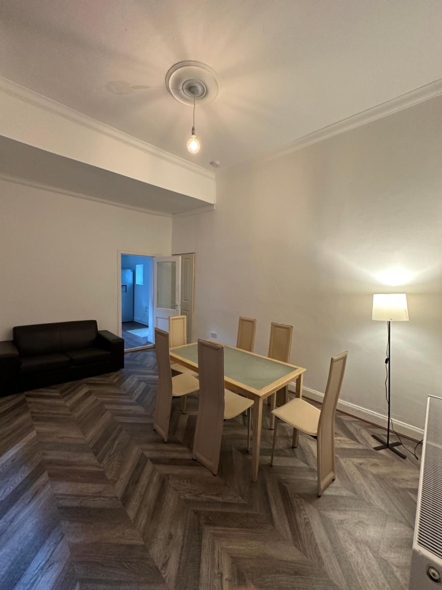 Spacious 5 Bedroom House Close To West End Holiday home